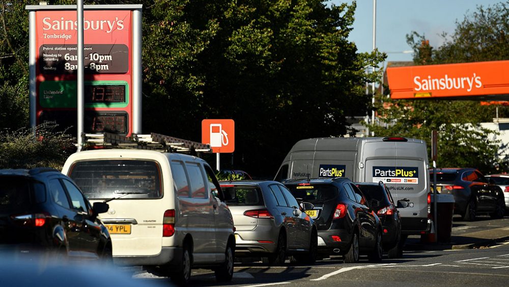 Stau an einer Tankstelle in England