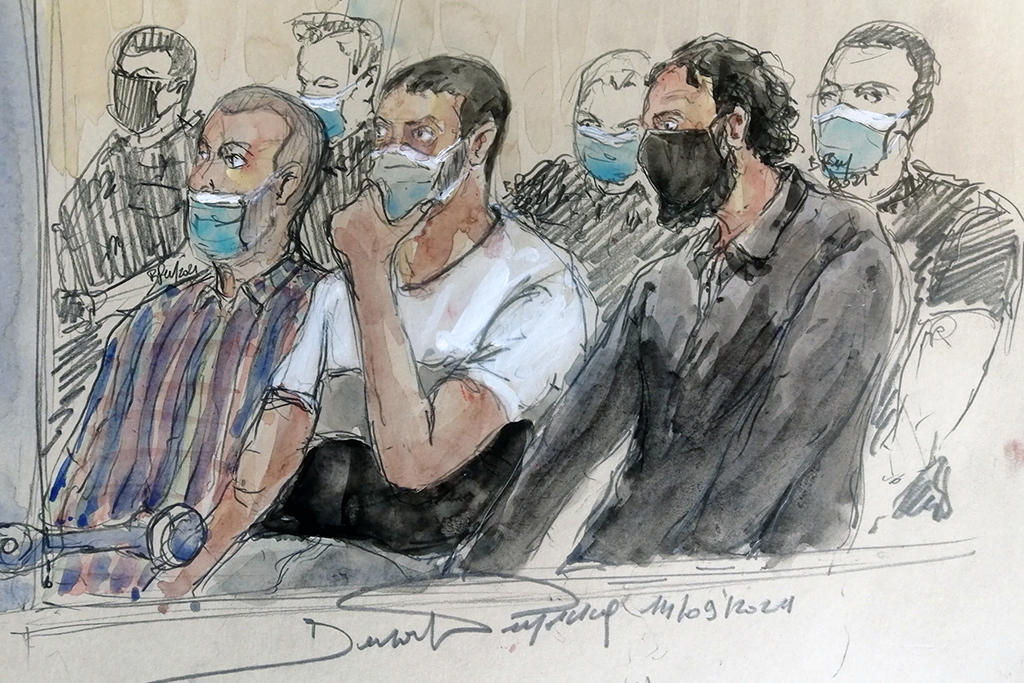 Die Gerichtszeichnung zeigt die Angeklagten Mohamed Amri, Mohamed Abrini und Salah Abdeslam (Bild: Benoit Peyrucq/AFP)