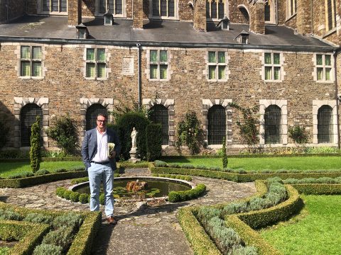 Vertriebsdirektor Lionel Delbart bei der Voestellung der neuen Räumlichkeiten der Abtei von Val-Dieu (Bild: Francoise Peiffer/Belga)