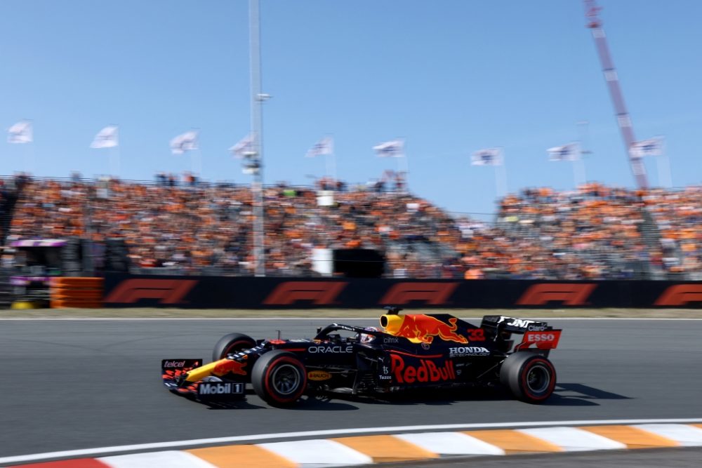 Max Verstappen rast vor seinen Fans zur Pole Position (Bild: Kenzo Tribouillard/AFP)