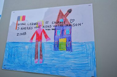 Auch die Bewohner einer Tagesstätte in Brüssel haben von dem Hochwasser in Eupen gehört und ihr Mitgefühl in Bildern ausgedrückt, die beim Volksfest ausgestellt wurden (Bild: Raffaela Schaus/BRF)
