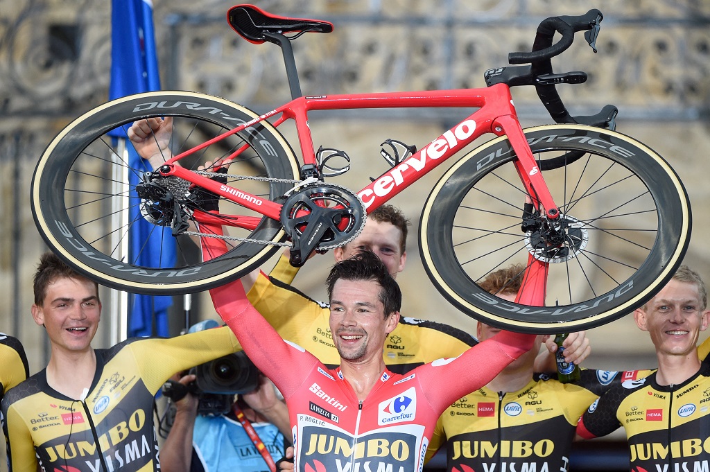 Primož Roglič feiert mit seinen Teamgefährten den dritten Vuelta-Sieg in Folge (Bild: Miguel Riopa/AFP)