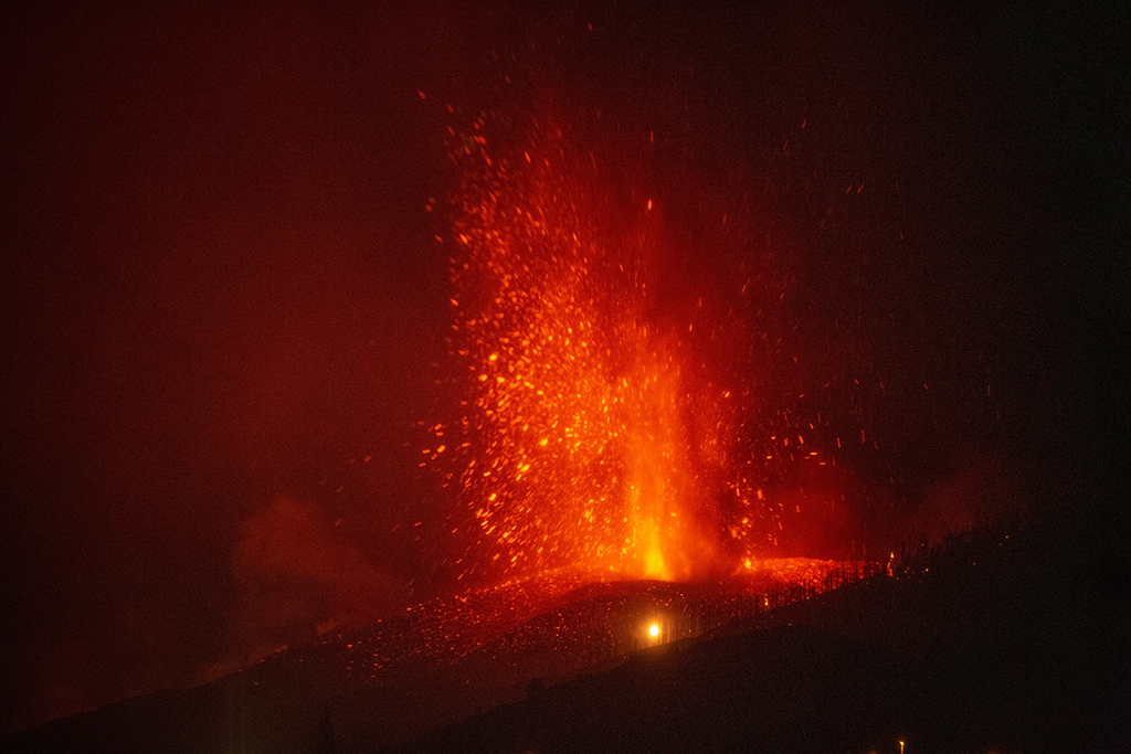 Der Vulkan im Cumbre Vieja-Nationalpark auf La Palma spuckt weiter Lava (Bild: Desiree Martin/AFP)