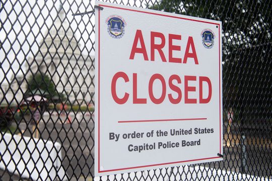 Das Gelände rund um das US-Kapitol wurde vorsorglich abgeriegelt (Bild: Saul Loeb/AFP)