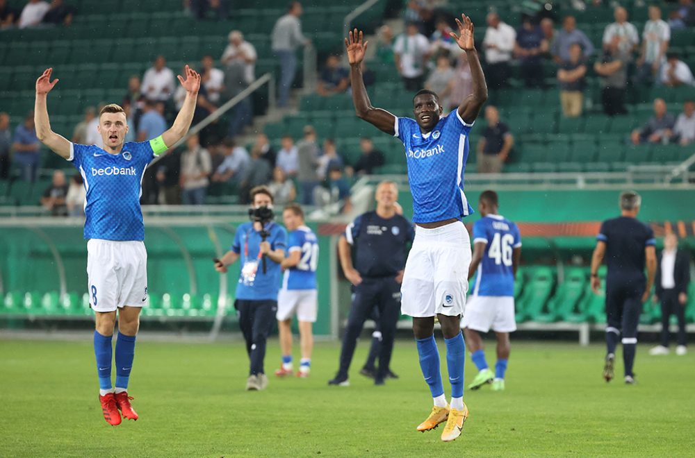 Racing Genk gewinnt 1:0 bei Rapid Wien - Paul Onuachu (r.) lässt sich für den Siegtreffer in der Nachspielzeit feiern (Bild: Virginie Lefour/Belga)