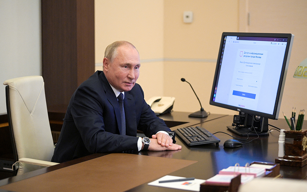 Russlands Präsident Wladimir Putin am 17.9.2021 bei der Online-Stimmabgabe am ersten Wahltag (Bild: Alexey Druzhinin/Sputnik/AFP)