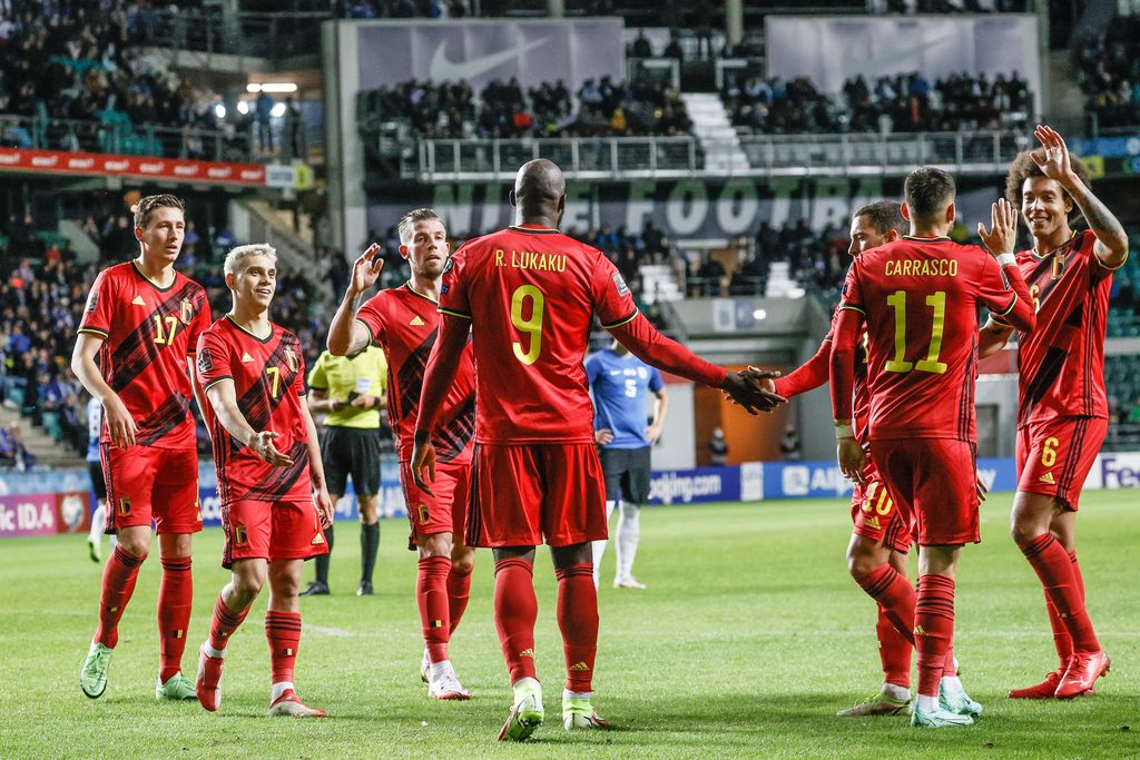 Romelu Lukaku klatscht die Teamkollegen ab nach dem Treffer zum 3:1 (Bild: Bruno Fahy/Belga)