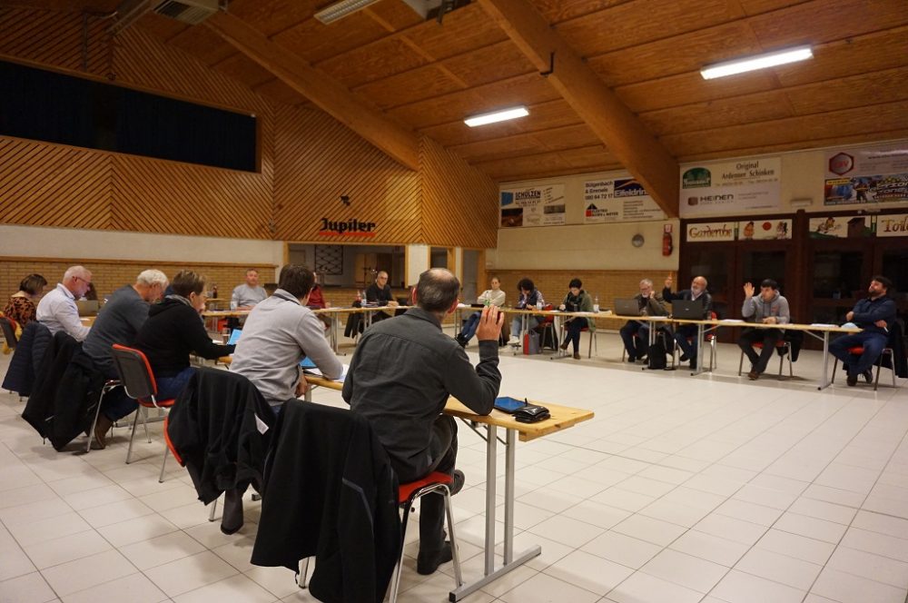 Der Ameler Gemeinderat tagte diesmal in der Halle "Zum Tünnes" in Deidenberg (Bild: Stephan Pesch/BRF).