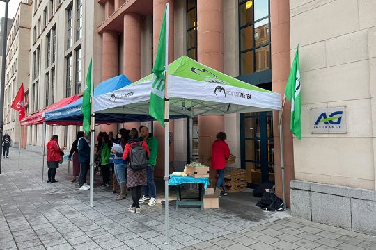 Protest vor der Zentrale von AG Insurance in Brüssel (Bild: Nils Quintelier/Belga)