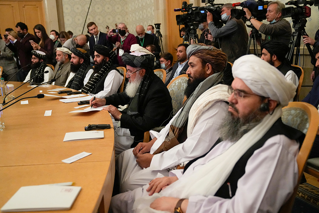Mitglieder der Delegation der Taliban bei der Afghanistan-Konferenz in Moskau (Bild: Alexander Zemlianichenko/Pool/AFP)