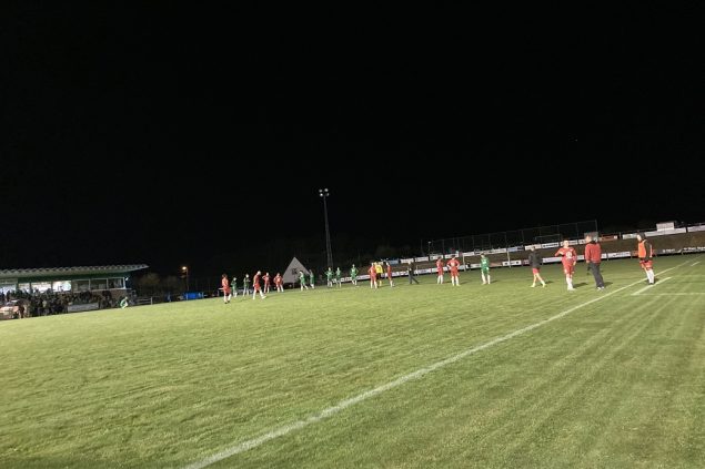 Das Flutlicht sorgte für einen Spielabbruch in Amel (Bild: Robin Emonts/BRF)