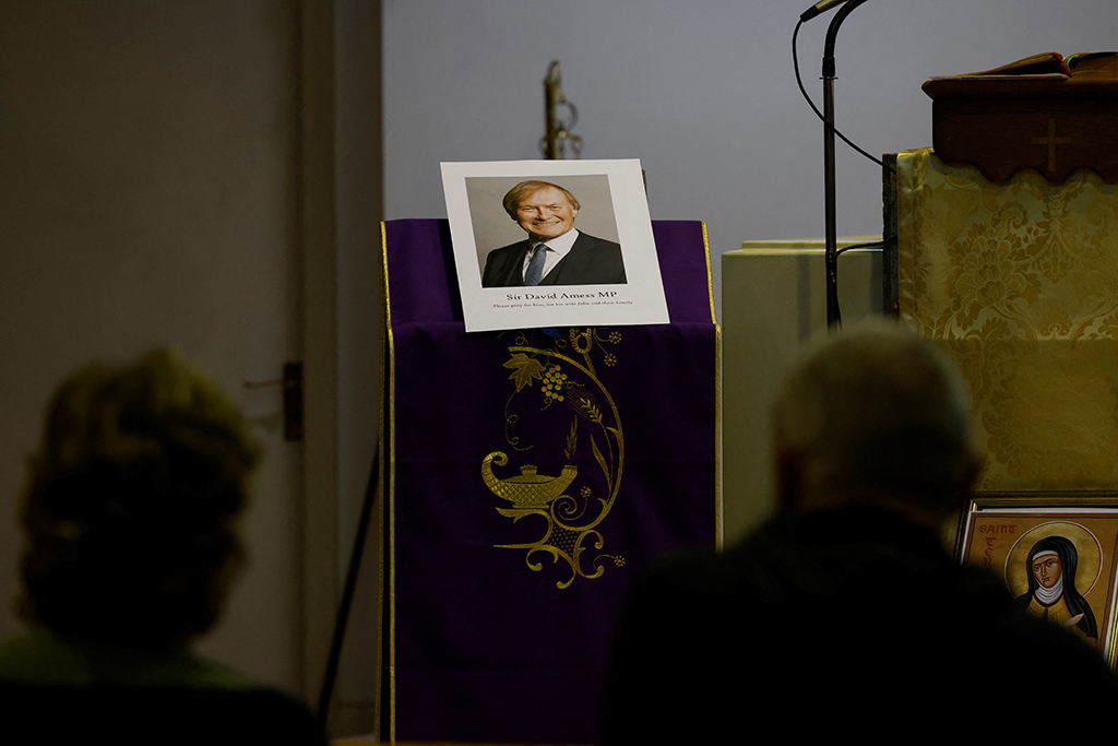 Gedenkfeier für den Tory-Abgeordneten David Amess in Leigh-on-Sea (Bild: Tolga Akmen/AFP)