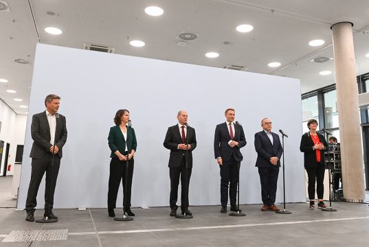 Pressekonferenz nach den Verhandlungen am Freitagmittag (Bild: Christof Stache/AFP)