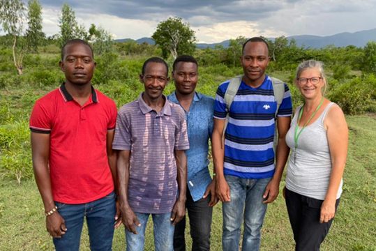 Angelika Hoffmann mit Jugendlichen und Mitarbeitern ihres neuen Projekts (Bild: privat)