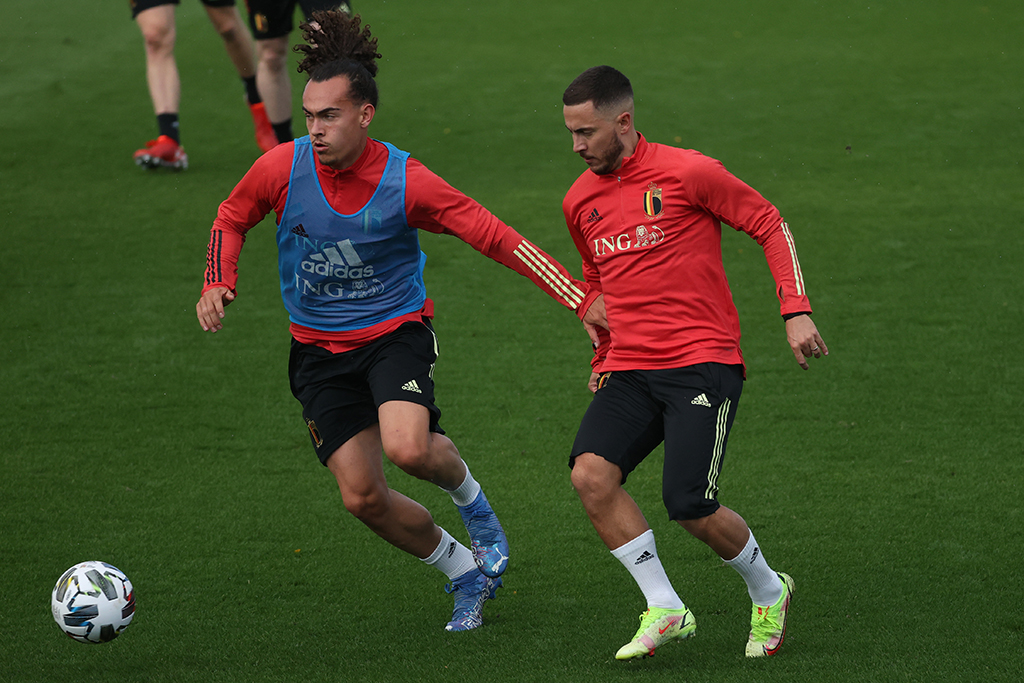 Arthur Theate im Trainingsduell mit Eden Hazard (Bild: Virginie Lefour/Belga)