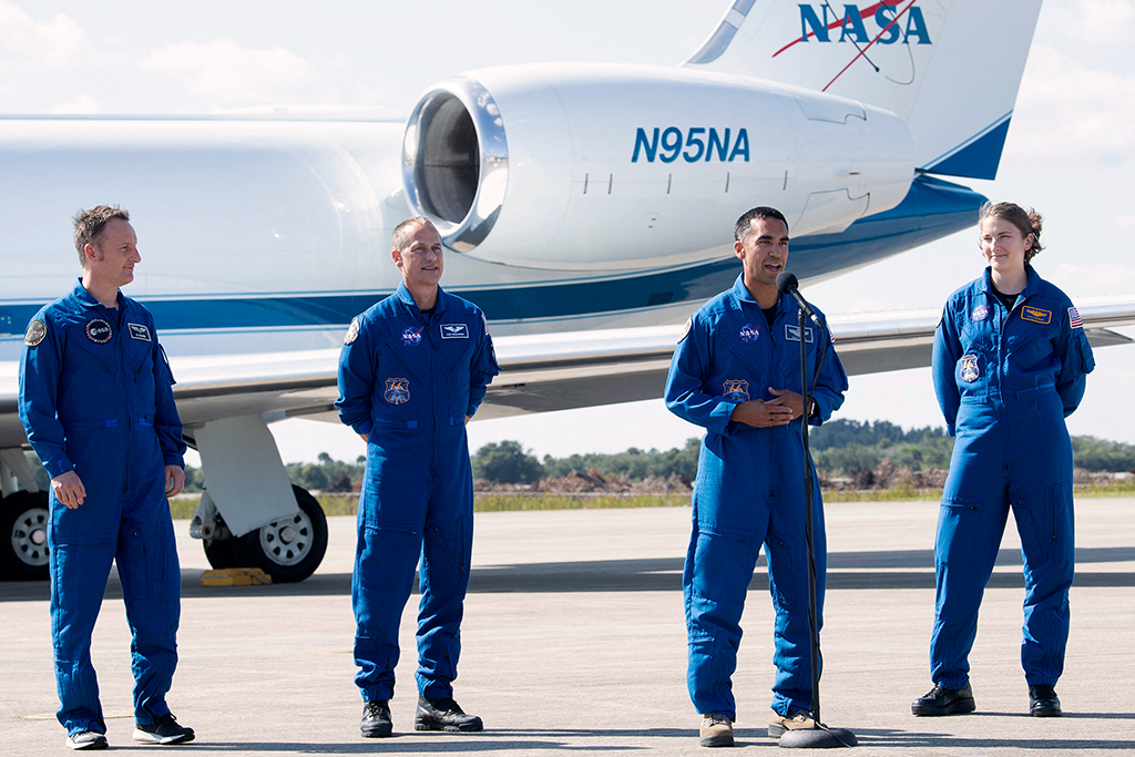 ESA-Astronaut Matthias Maurer (li.) zusammen mit seinen Nasa-Kollegen (Bild: AFP Photo/Nasa/Joel Kowsky)