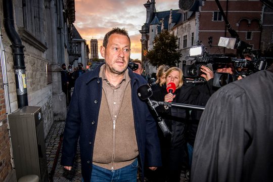 Bart de Pauw nach dem ersten Verhandlungstag (Bild: Jasper Jacobs/Belga)