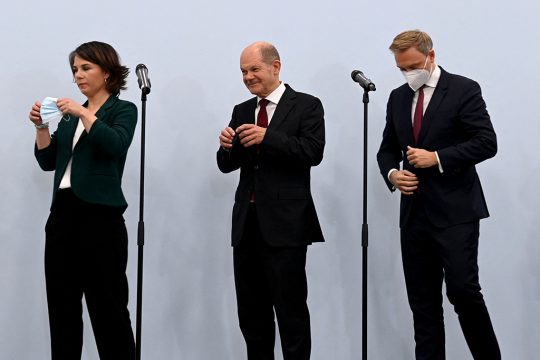 Spitzen der künftigen Koalitionspartner: Annalena Baerbock (Grüne, li.), Olaf Scholz (SPD, Mi.) und Christian Lindner (FDP, re.) (Bild: Christof Stache/AFP)