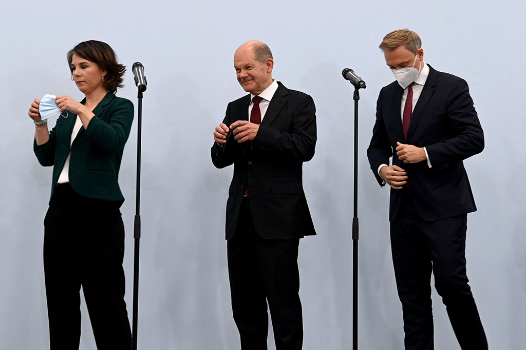 Spitzen der künftigen Koalitionspartner: Annalena Baerbock (Grüne, li.), Olaf Scholz (SPD, Mi.) und Christian Lindner (FDP, re.) (Bild: Christof Stache/AFP)