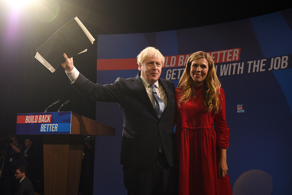 Boris Johnson und seine Frau Carrie Johnson beim Tory-Parteitag in Manchester (Bild: Oli Scarff/AFP)
