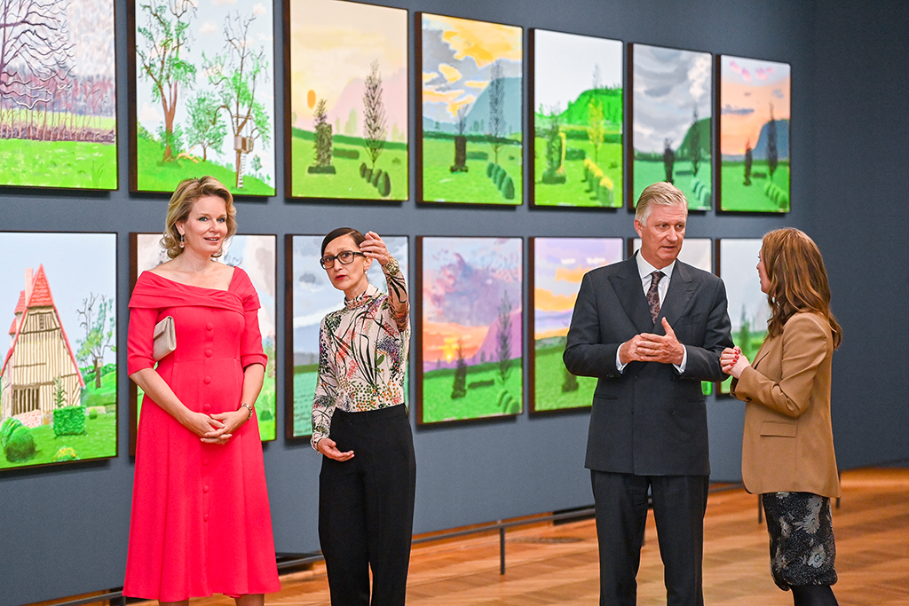 Königin Mathilde (L.) und König Philippe bei der offiziellen Eröffnung der Doppel-Ausstellung von David Hockney im Bozar (Bild: Laurie Dieffembacq/Belga)
