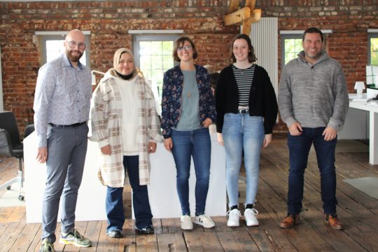 Marvin Müller (Cloth Kreativbureau), Praktikantin für einen Tag Rachida, Johanna Tumler von Info-Integration, Praktikantin Laura Mathie (Info-Integration), Stephan Mathieu vom Wirtschafts- und Sozialrat (Bild: Christoph Heeren/BRF)