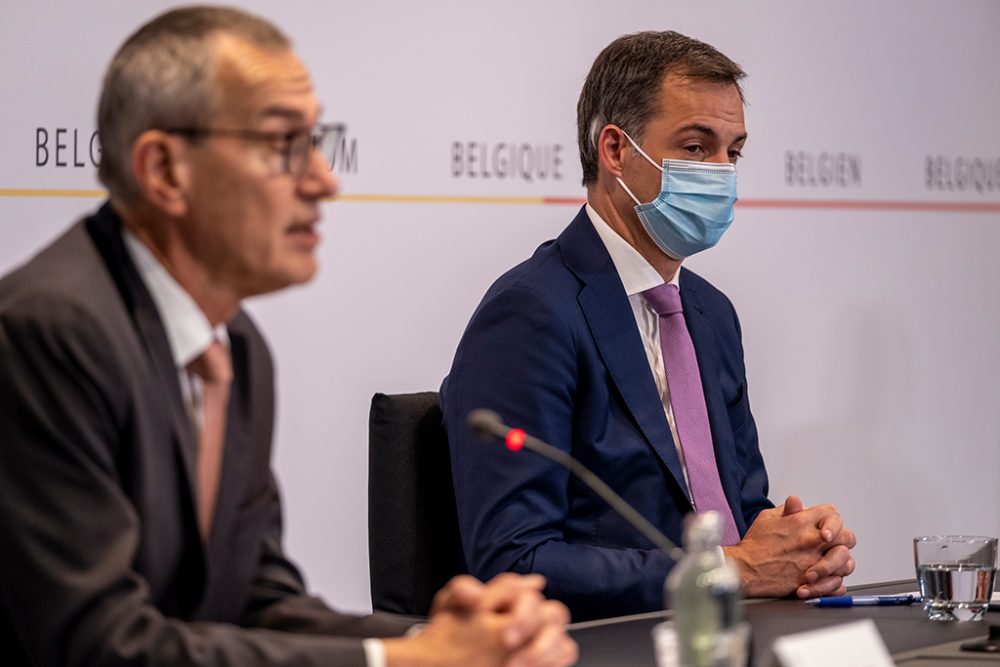 Der Föderale Gesundheitsminister Frank Vandenbroucke und Premierminister Alexander De Croo nach dem Konzertierungsausschuss am 26.10. (Bild: Hadrien Dure/Belga)