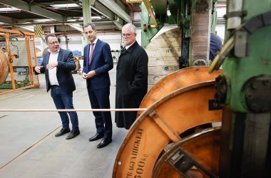 Premier De Croo besucht das Kabelwerk in Eupen (Bild: Bruno Fahy/Belga)