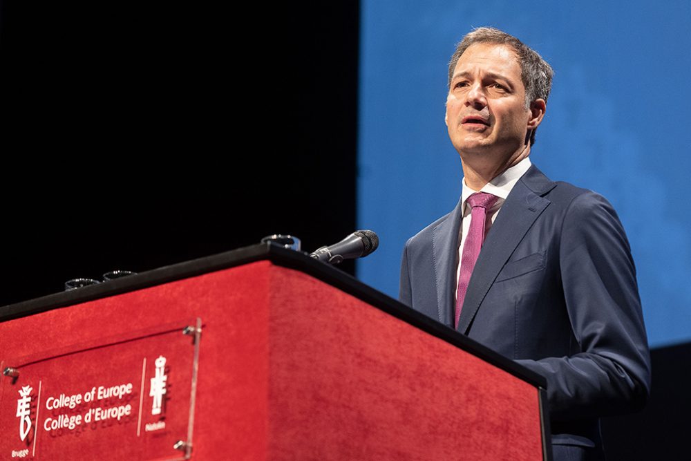 Premier De Croo bei seiner Rede am Europakolleg in Brügge (Bild: James Arthur Gekiere/Belga)