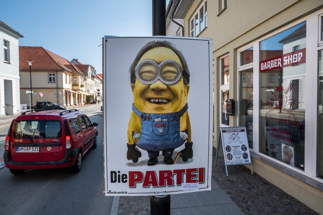Wahlplakat von "Die Partei" am 10.9. in Templin (Bild: John MacDougall/AFP.)