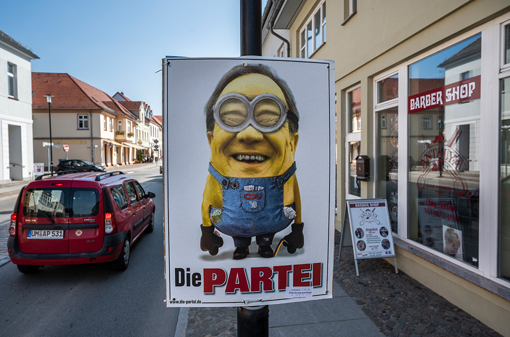 Wahlplakat von "Die Partei" am 10.9. in Templin (Bild: John MacDougall/AFP.)