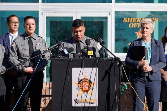 Santa Fe County Sheriff Adan Mendoza informiert über den aktuellen Ermittlungsstand im Fall des tödlichen Schusses am Filmset (Bild: Nick Layman/AFP)