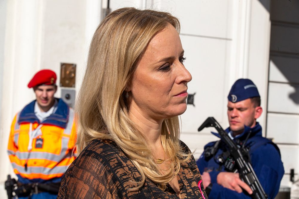 Haushaltsstaatssekretärin Eva De Bleeker vor der Wiederaufnahme der Haushaltsberatungen (Bild: Nicolas Maeterlinck/Belga)