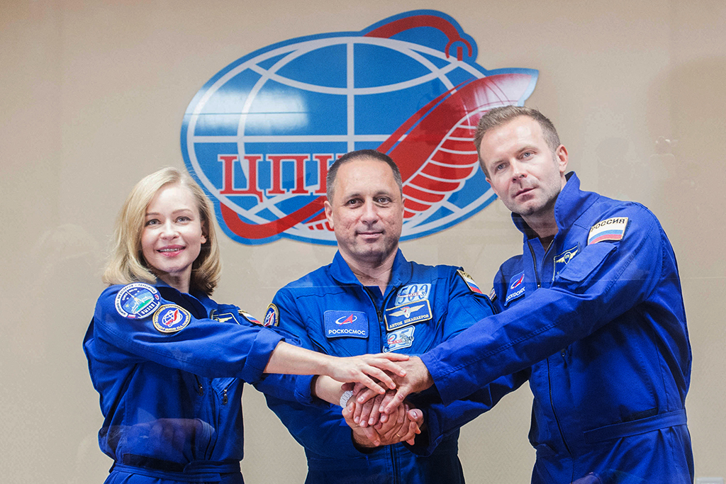 Schauspielerin Yulia Peresild, Kosmonaut Anton Shkaplerov und Regisseur Klim Shipenko (Bild: Andrey Shelepin/GCTC/Russian space agency Roscosmos/AFP)