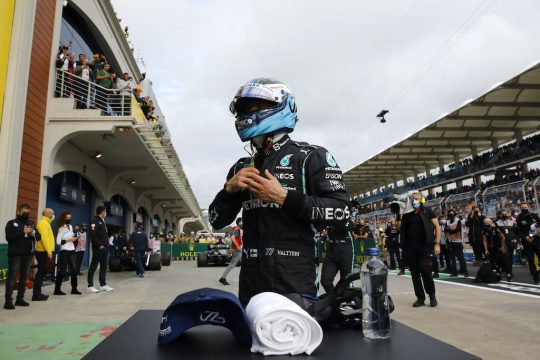 Bottas startet von der Pole in das Rennen in der Türkei (Bild: Umit Bektas/AFP)