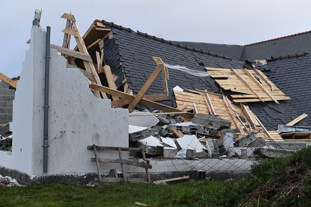 In Plozevet im Westen Frankreichs ist durch den Sturm ein Haus massiv beschädigt worden (Bild: Fred Tanneau/Belga)