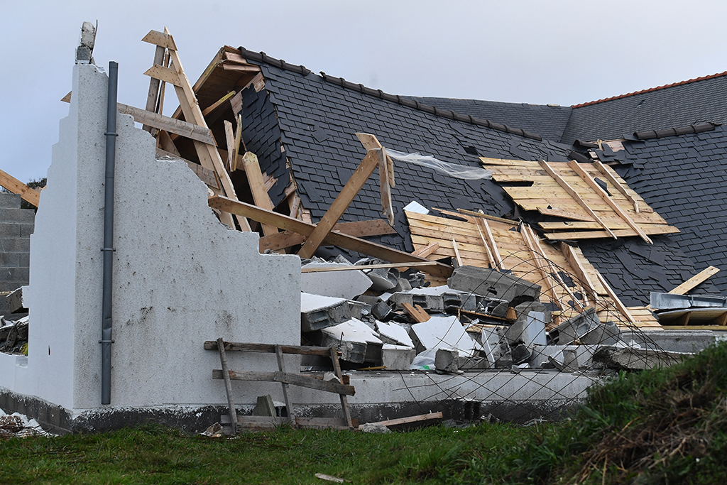 In Plozevet im Westen Frankreichs ist durch den Sturm ein Haus massiv beschädigt worden (Bild: Fred Tanneau/Belga)