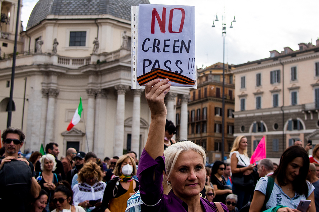 Gegen den Grünen Pass und die mit ihm verbundenen Einschränkungen für Ungeimpfte gibt es in Italien Protest, so wie hier am 9. Oktober in Rom (Bild: Tiziana Fabi/AFP)