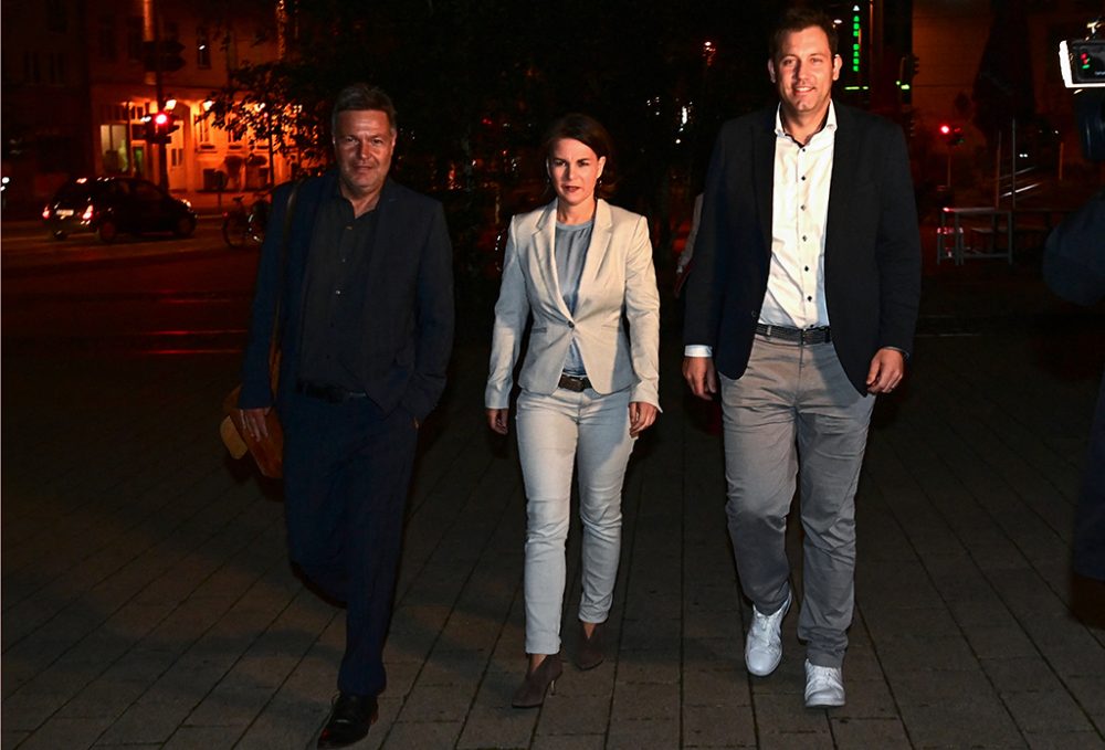 Robert Habeck und Annalena Baerbock (Grüne) mit Lars Klingbeil (SPD) - Bild: Tobias Schwarz/AFP