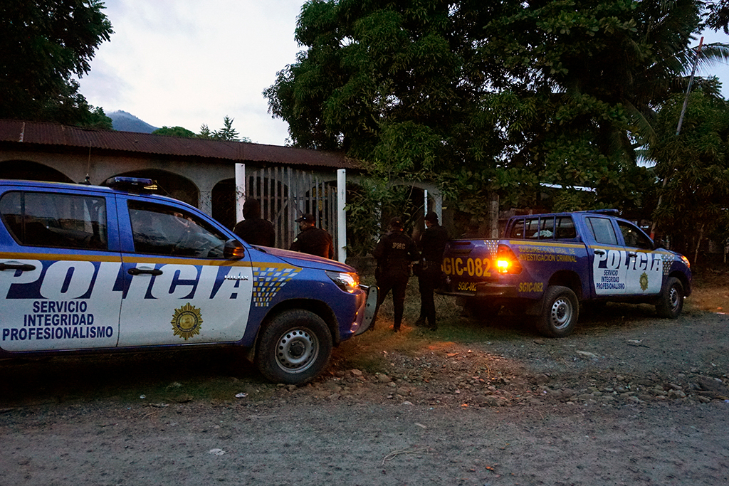 Poliziten der guatemaltekischen Nationalpolizei patrouillieren in den Straßen der indigenen Gemeinde El Estor (Bild: Johan Ordonez/AFP)