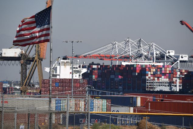 Rund um die Uhr Betrieb: Der Hafen von Los Angeles (Bild: Robyn Beck/AFP)