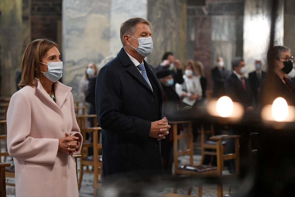 Klaus Iohannis und Ehefrau Carmen beim Gottesdienst vor der Verleihung des Karlspreises in Aachen