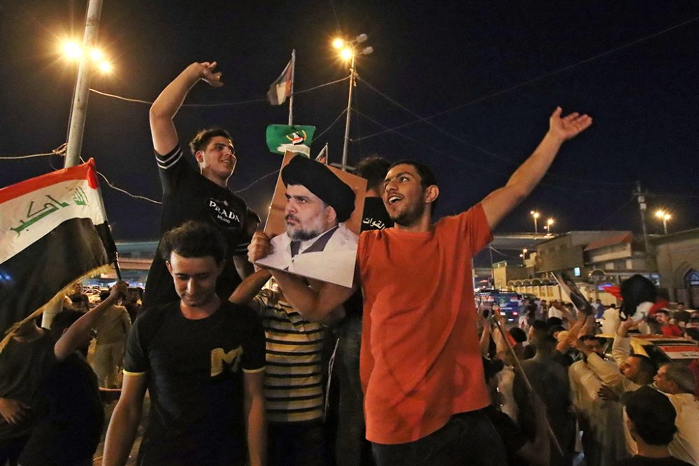 Anhänger von al-Sadr feiern auf den Straßen von Najaf (Bild: Ali Najafi/AFP)