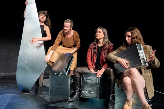 Probe für die neue Agora-Inszenierung "Jetztland oder die Klauberinnen" (Bild: Inês Heinen)