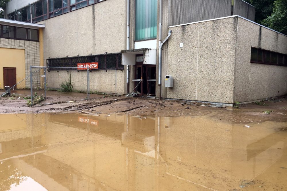 Sporthalle in der Hillstraße nach dem Hochwasser (Bild: Privat)