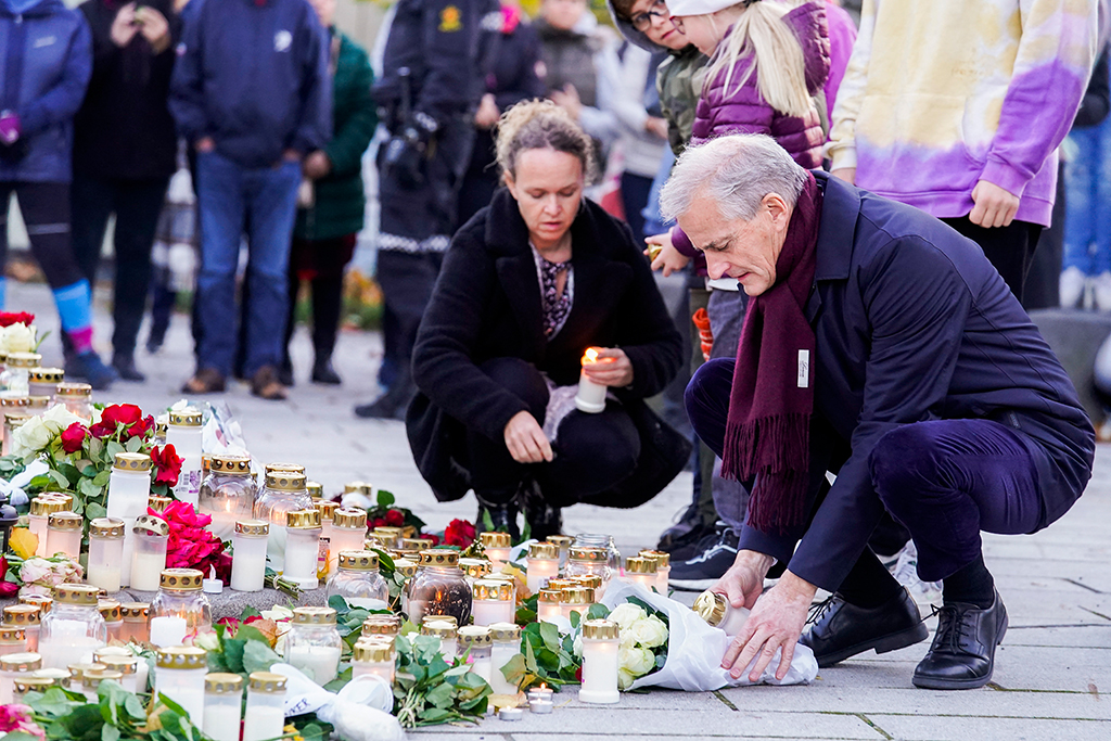 Blumen und Kerzen für die Opfer von Kongsberg