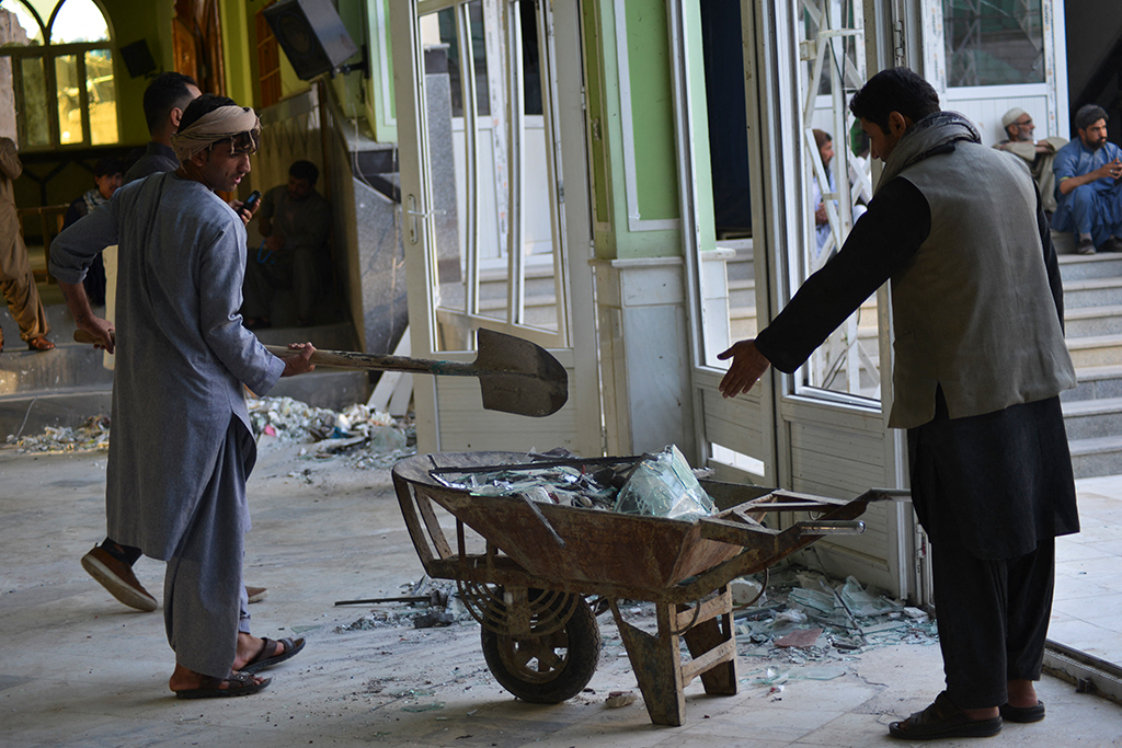 Aufräumarbeiten in der Moschee in Kandahar nach dem Anschlag (Bild: Javed Tanveer/AFP)