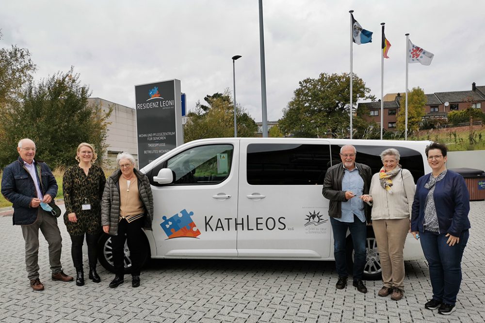 VoG Sonnenschein spendet Kleinbus für Senioren (Bild: Gemeinde Kelmis)