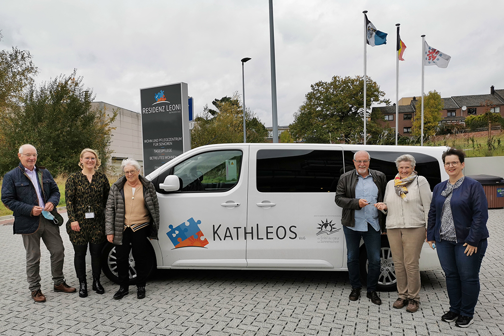 VoG Sonnenschein spendet Kleinbus für Senioren (Bild: Gemeinde Kelmis)