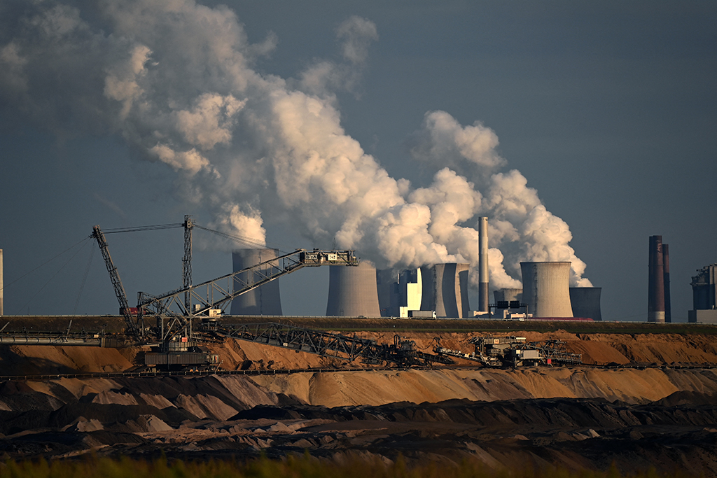Kohleabbau und Kohlekraftwerk in Garzweiler (Bild: Ina Fassbender/AFP)